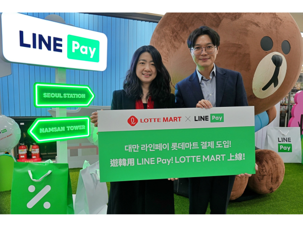LINE Pay攜手韓國樂天超市開通支付據點。LINE Pay台灣全球業務發展處負責人兼LINE Pay Plus 產品長吳東彬(右)，與樂天超市常務兼行銷部負責人姜惠園(左)，共同慶祝服務上線。